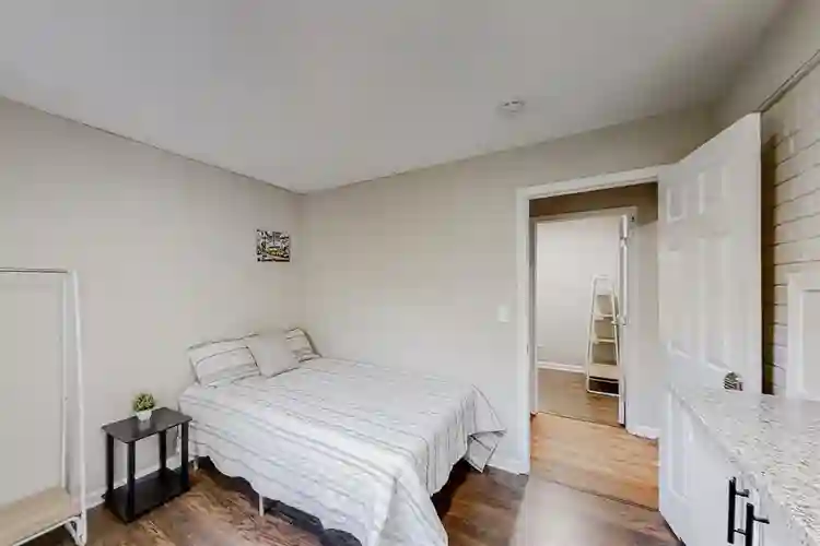8 BR in Riverdale