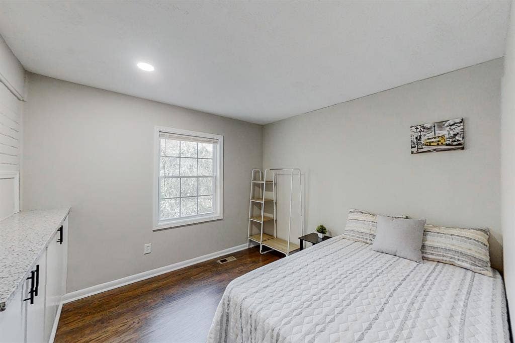 8 BR in Riverdale