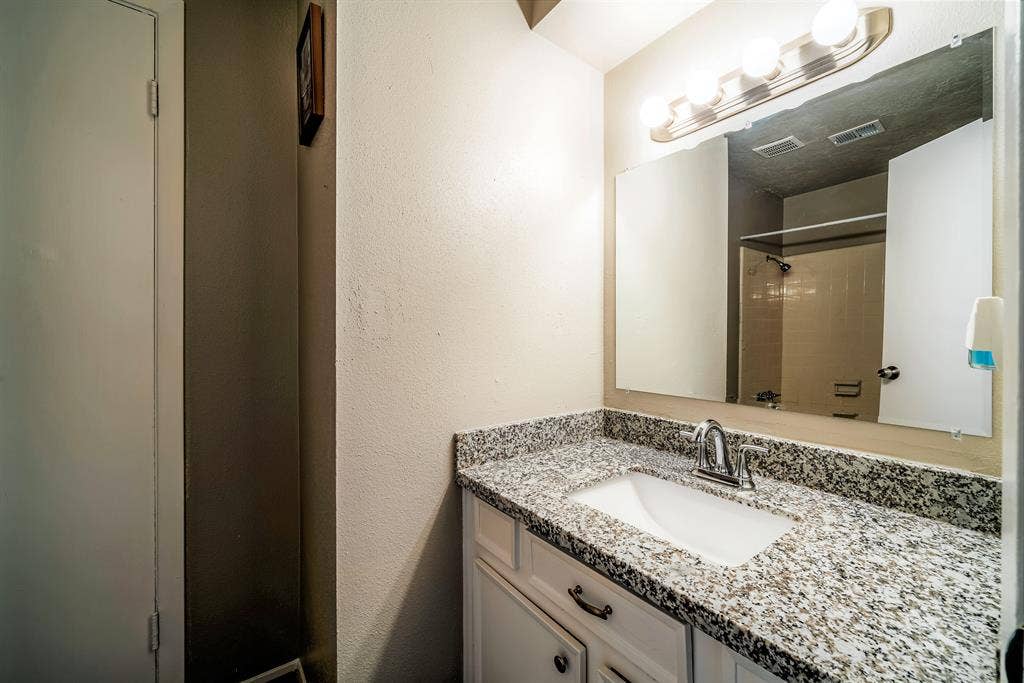 8 BR in Houston