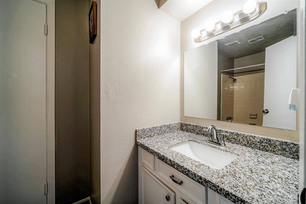 8 BR in Houston