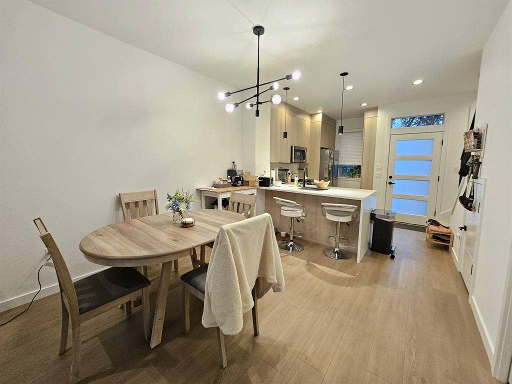 Looking for a female roommate