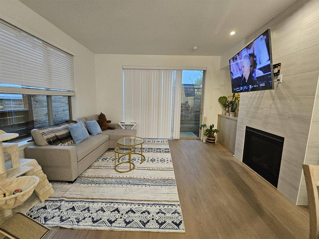 Looking for a female roommate