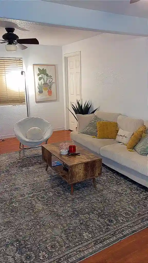 WE ARE ON THE HUNT FOR A ROOMMATE