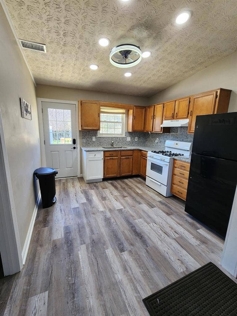 6 BR in Stone Mountain