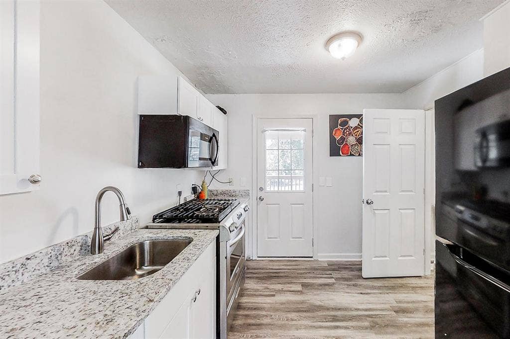 10 BR in Forest Park