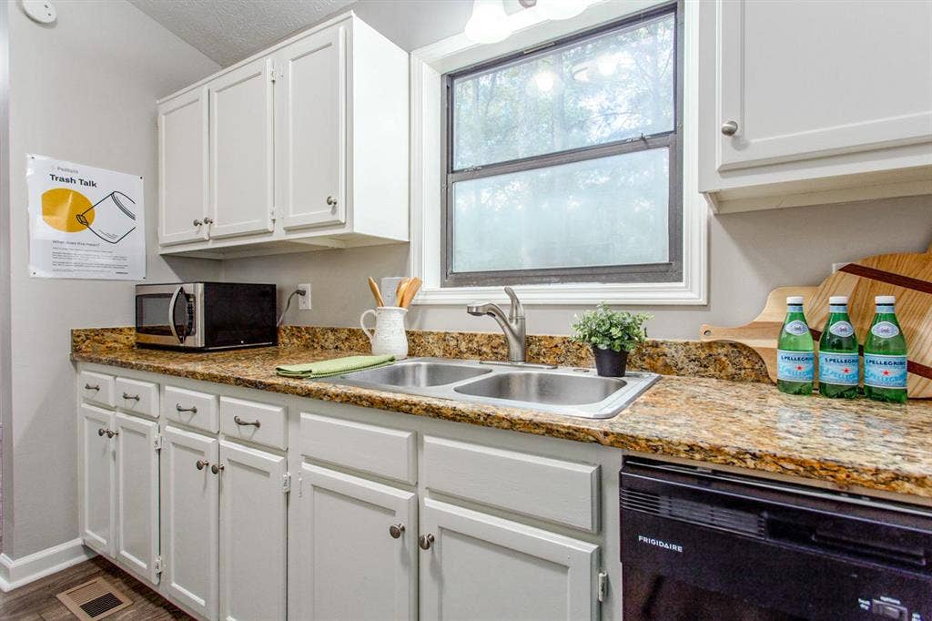 6 BR in Douglasville