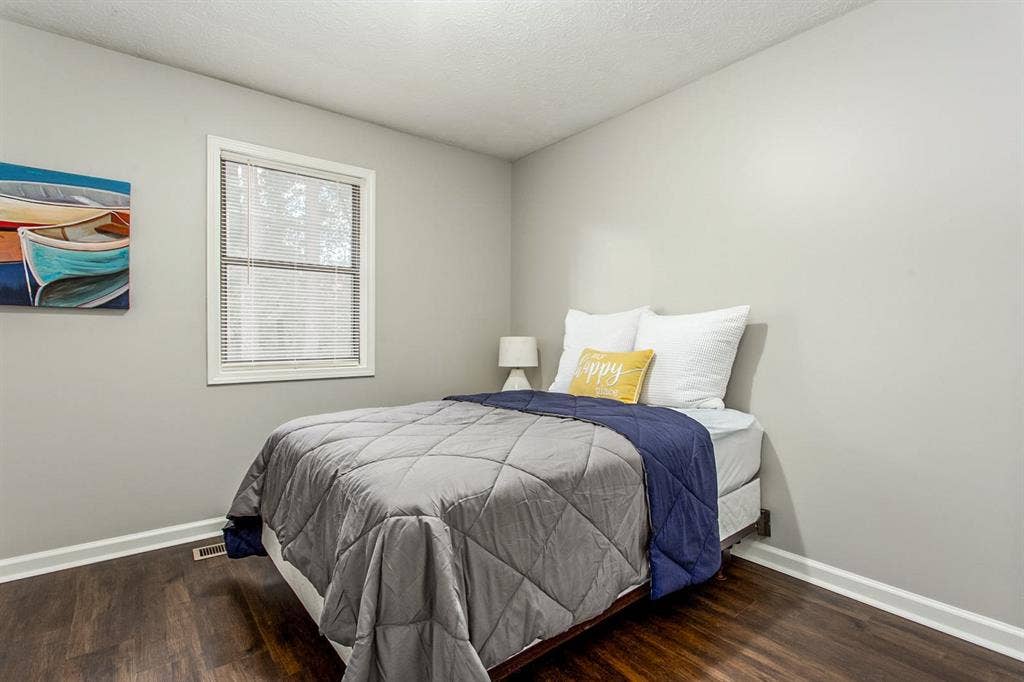 6 BR in Douglasville