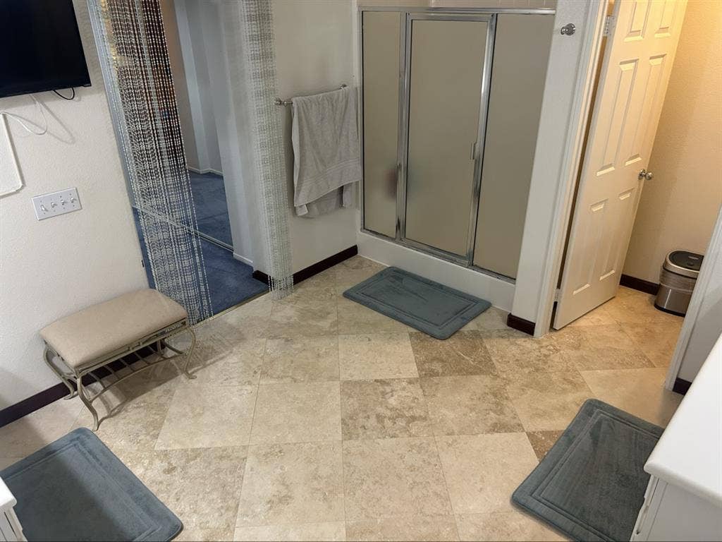 Luxe Furnished Master Bed for 2