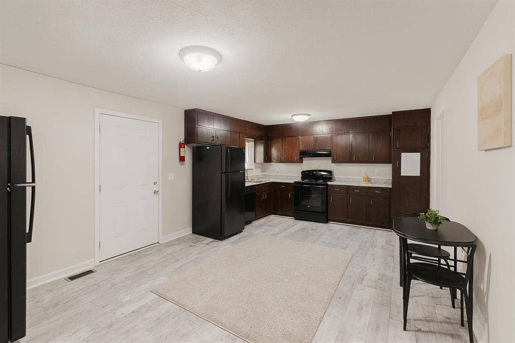 7 BR in Riverdale