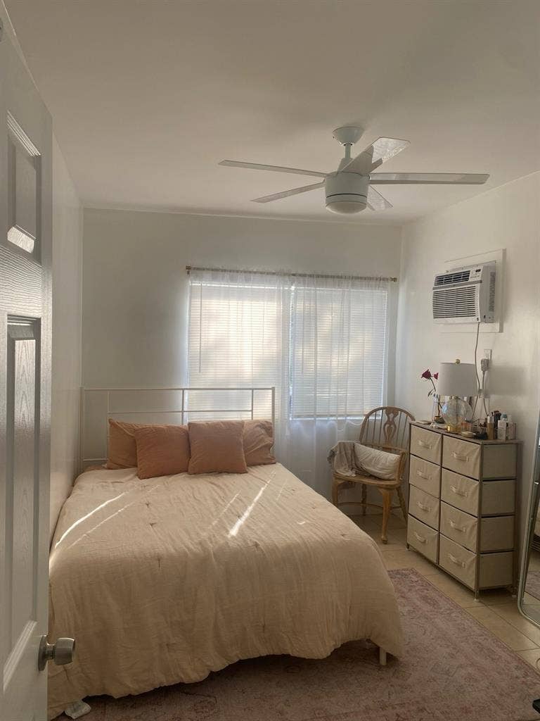 Room / bathroom for rent in USC