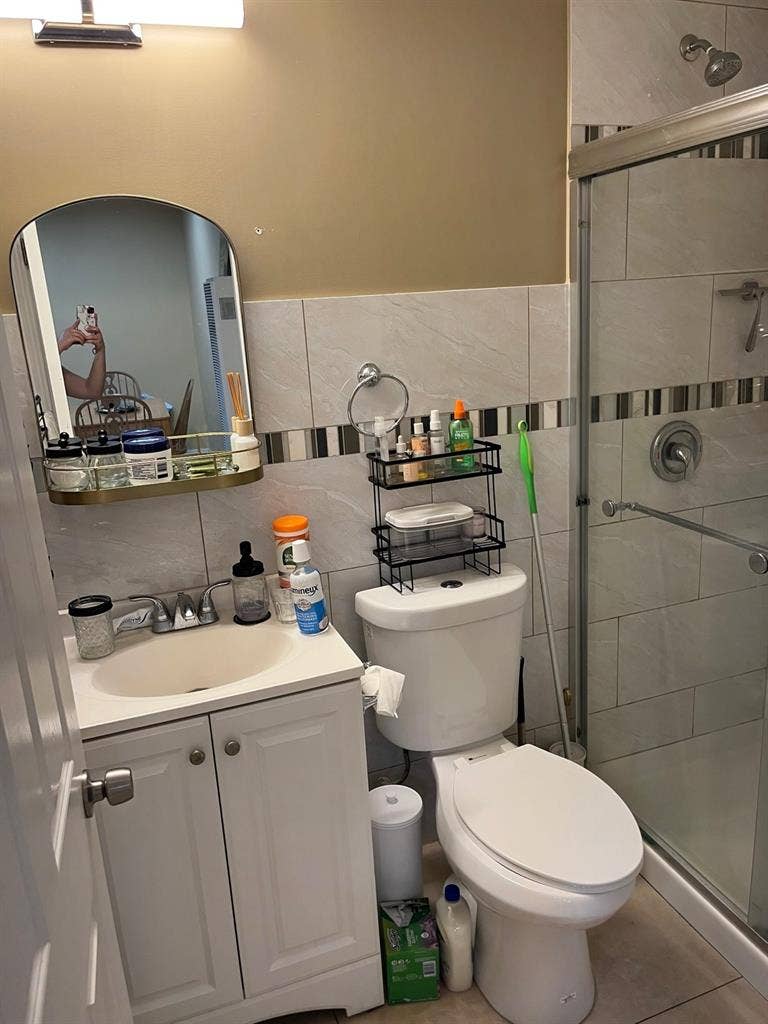 Room / bathroom for rent in USC
