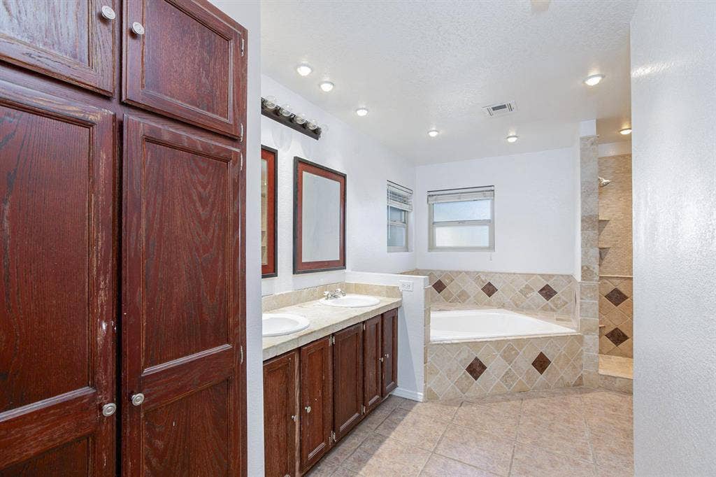 8 BR in Henderson