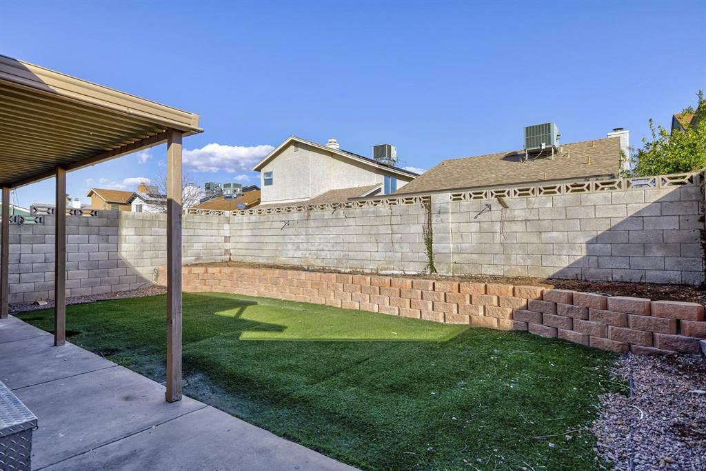 8 BR in Henderson