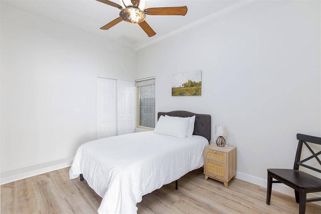 8 BR in Henderson