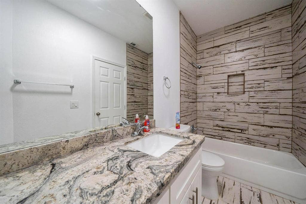 8 BR in Houston