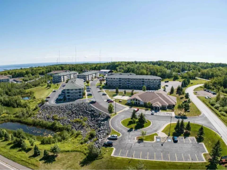 3 bed apartment - private room/bath