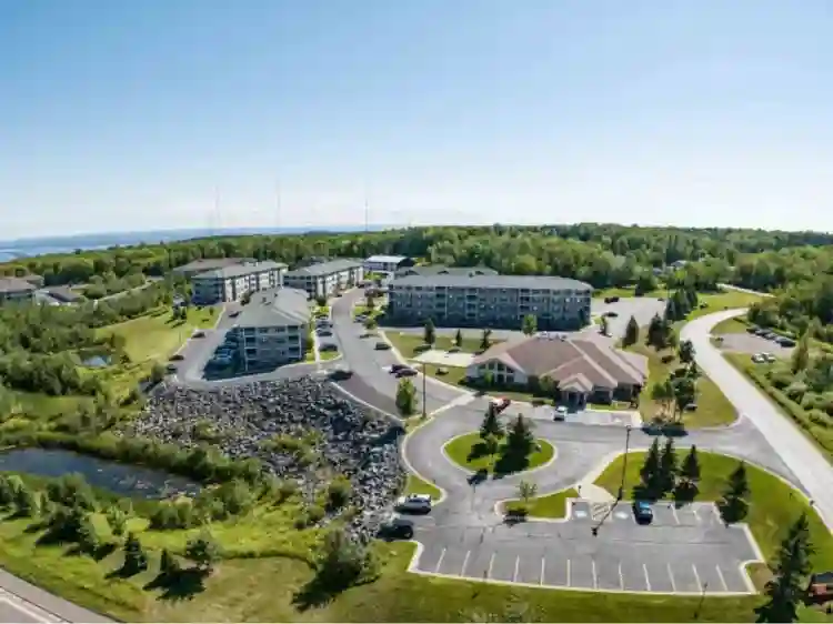 3 bed apartment - private room/bath