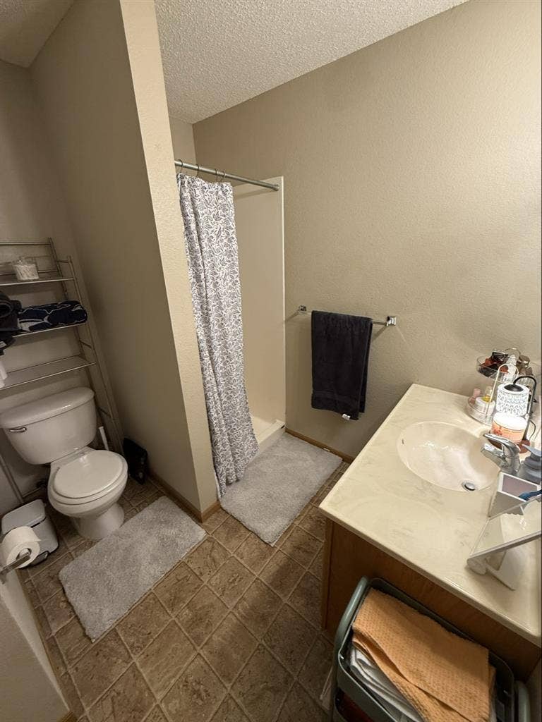 3 bed apartment - private room/bath