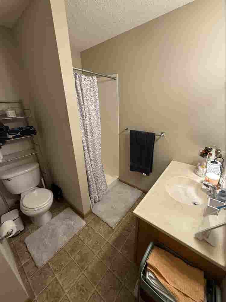 3 bed apartment - private room/bath