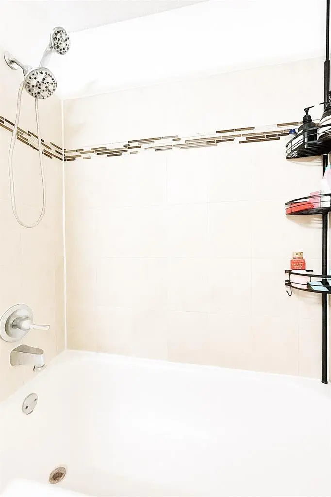 Shared bathroom bedroom for rent