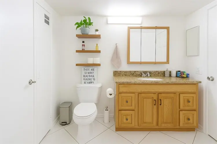 Shared bathroom bedroom for rent