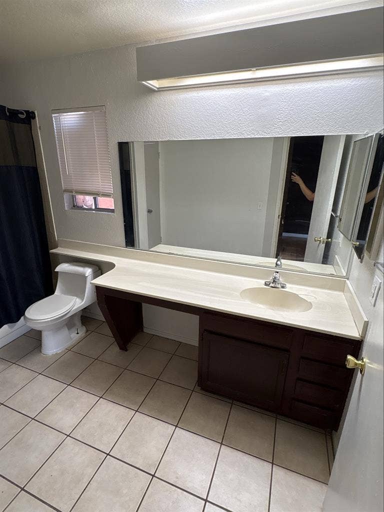 Room Wbathroom
99ave & camelback