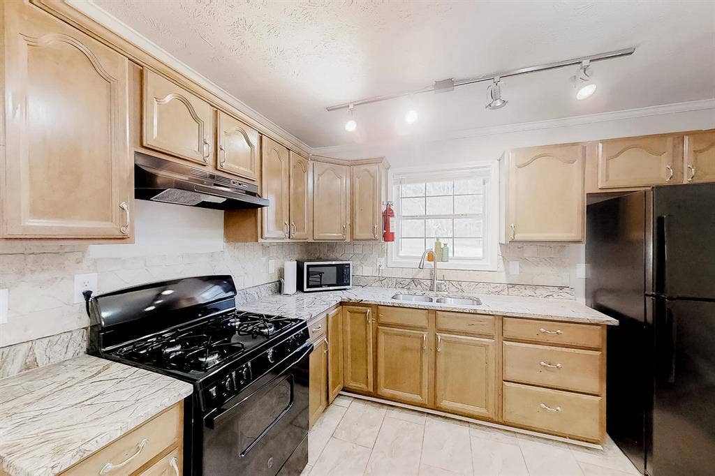 9 BR in Stone Mountain