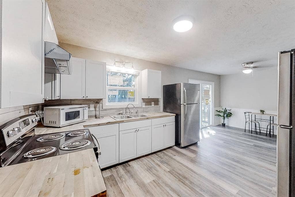 8 BR in Stone Mountain