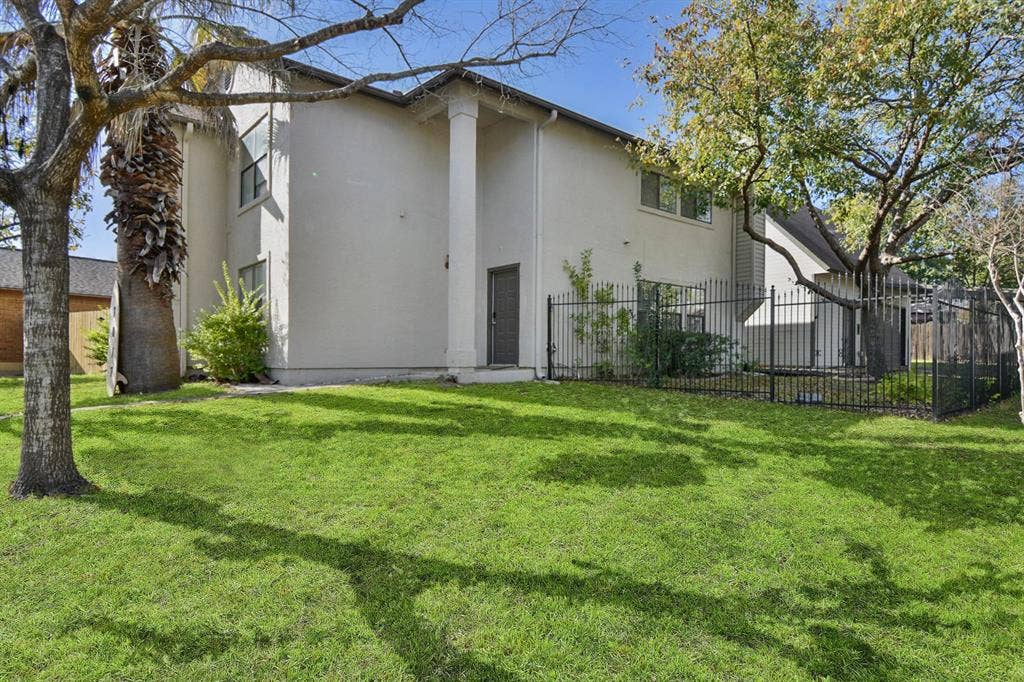 5 BR in Converse