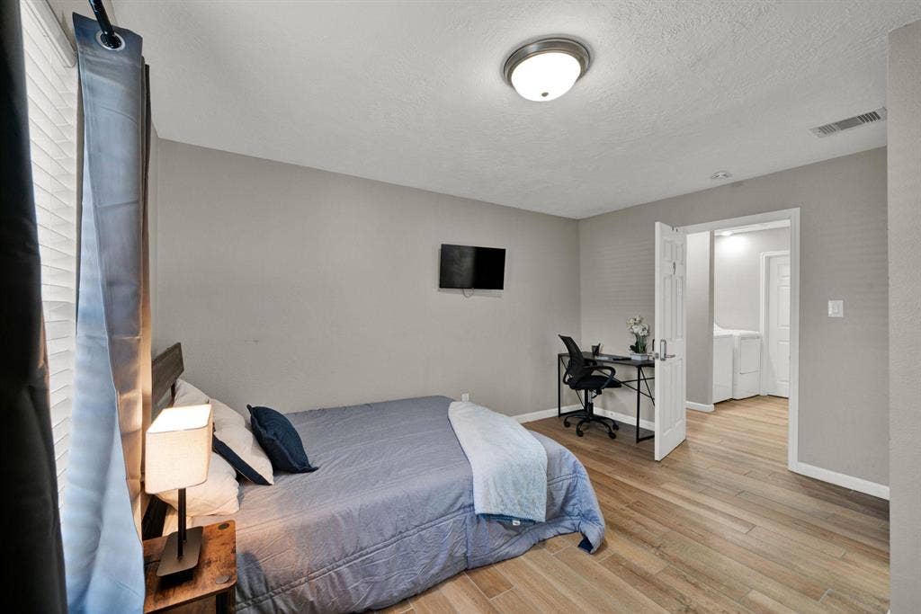 8 BR in Houston