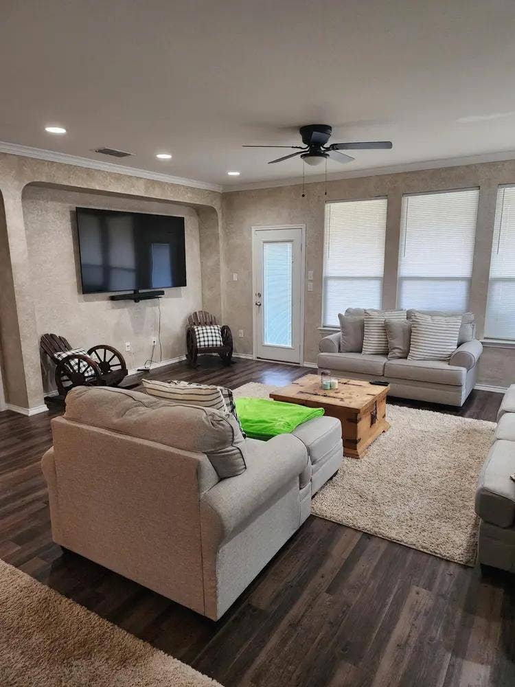 6 BR in Converse