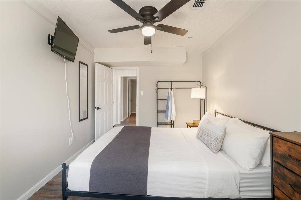 8 BR in Dallas