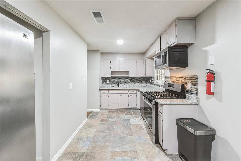6 BR in Riverdale