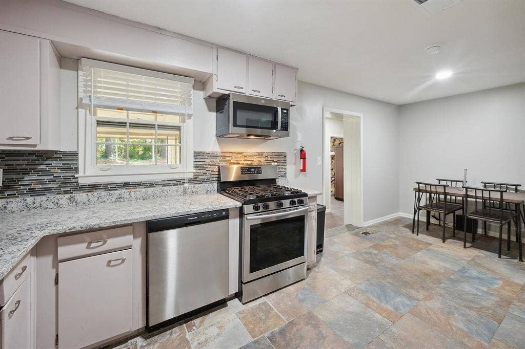 6 BR in Riverdale