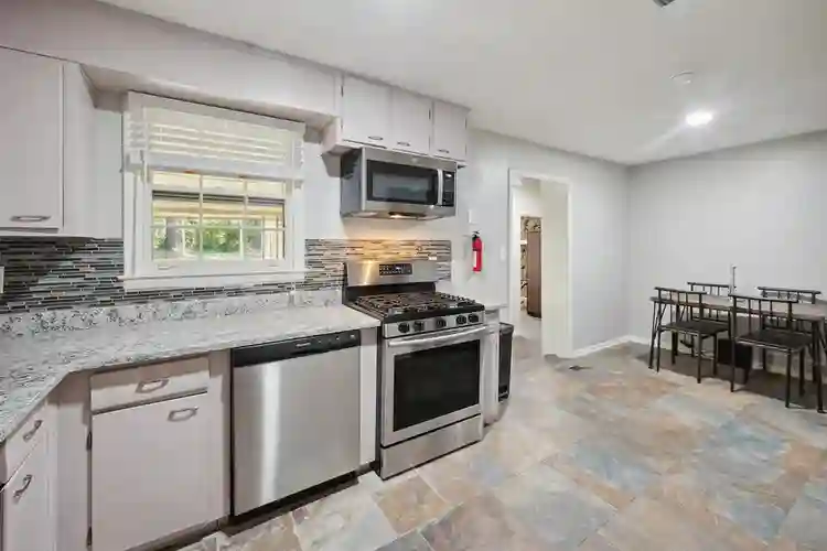 6 BR in Riverdale