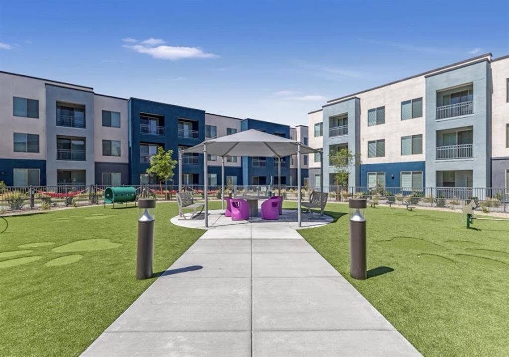 Immediate move in available:)