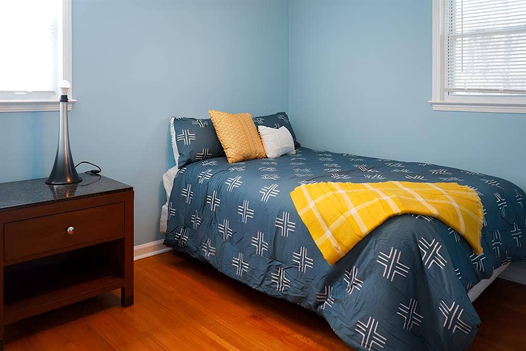 6 BR in Forest Park