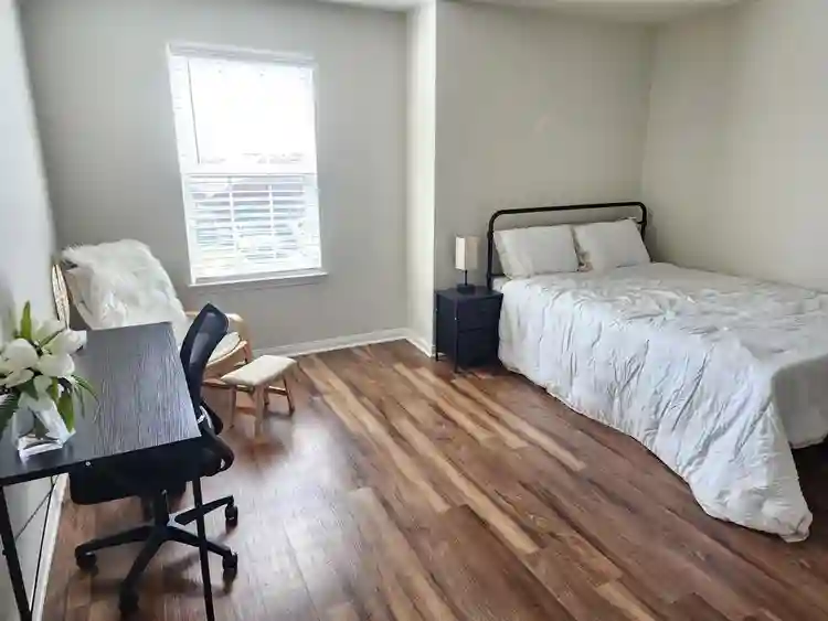 4 BR in Manor