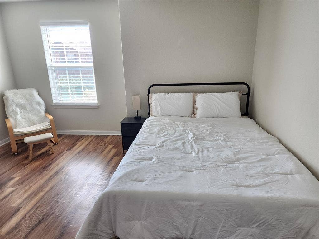 4 BR in Manor