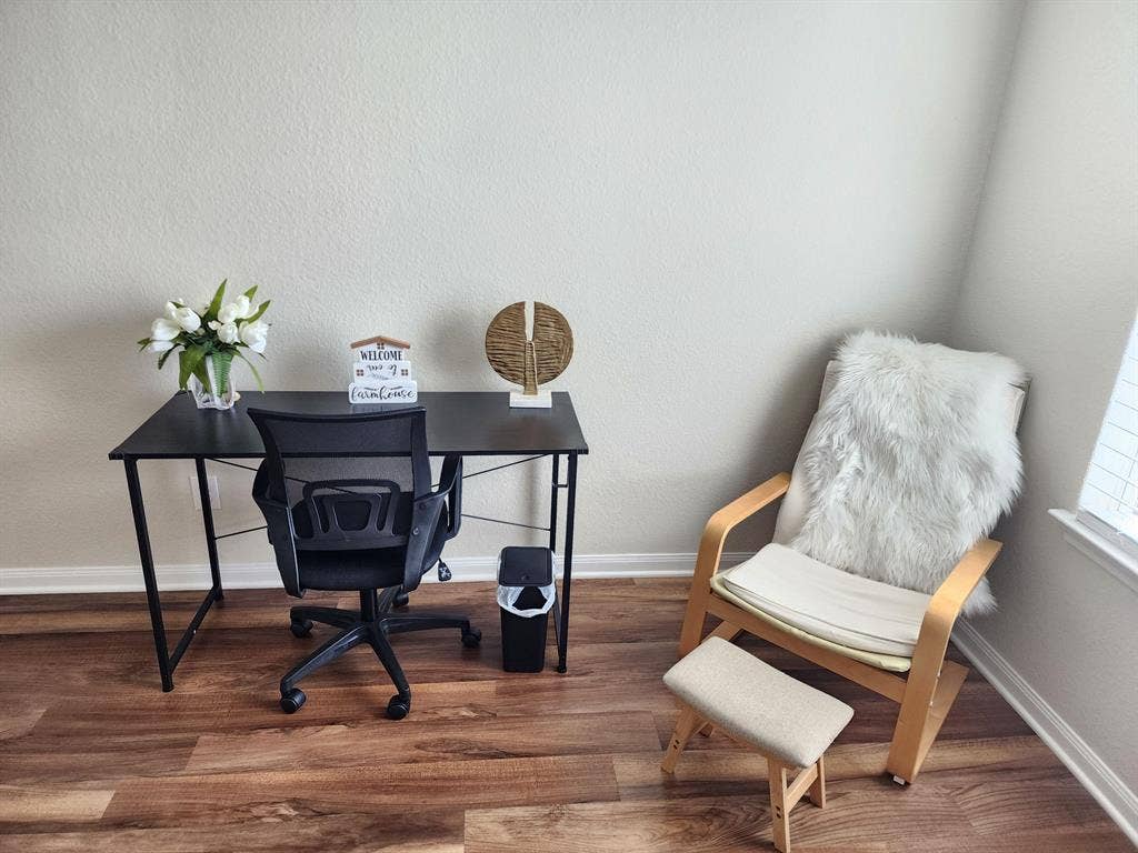 4 BR in Manor
