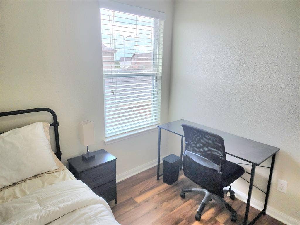4 BR in Manor