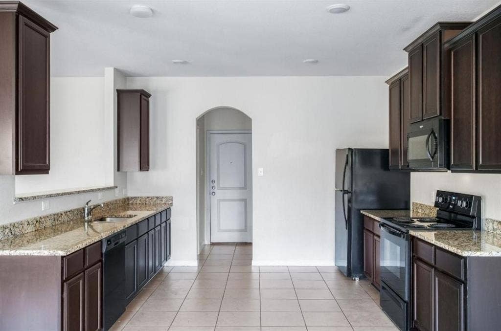4 BR in Manor