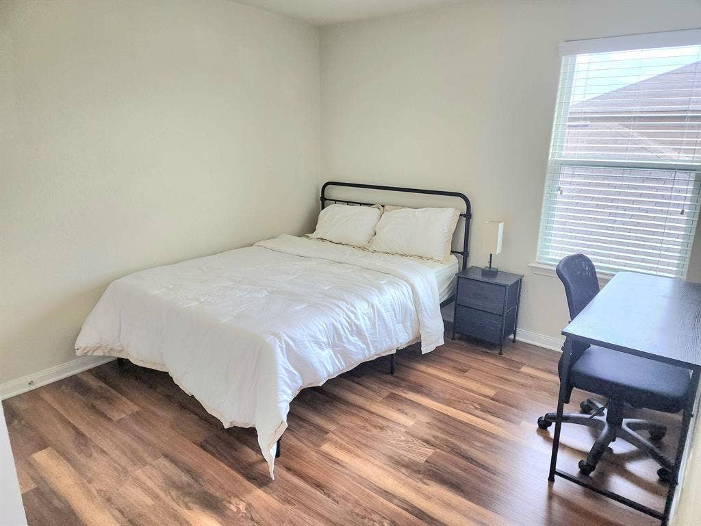 4 BR in Manor