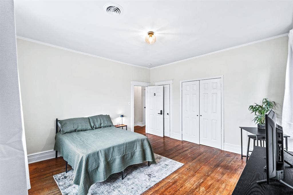 6 BR in Richmond