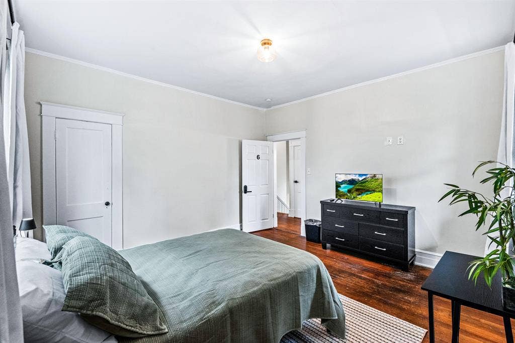 6 BR in Richmond