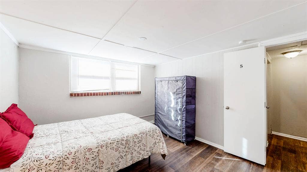 8 BR in Forest Park