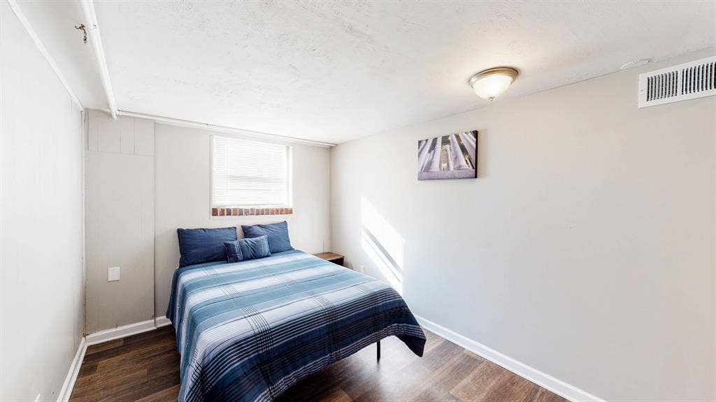 8 BR in Forest Park