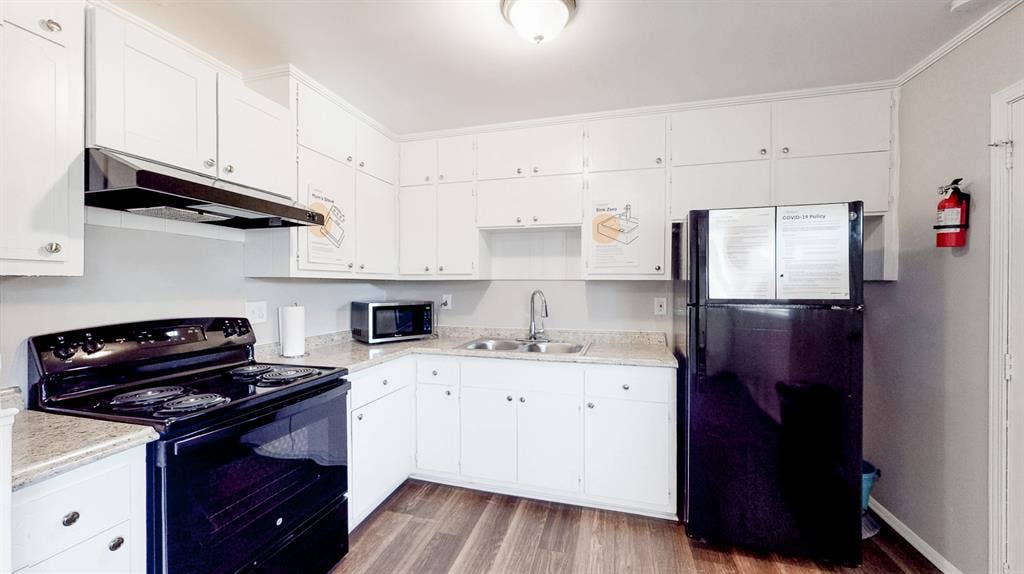 8 BR in Forest Park