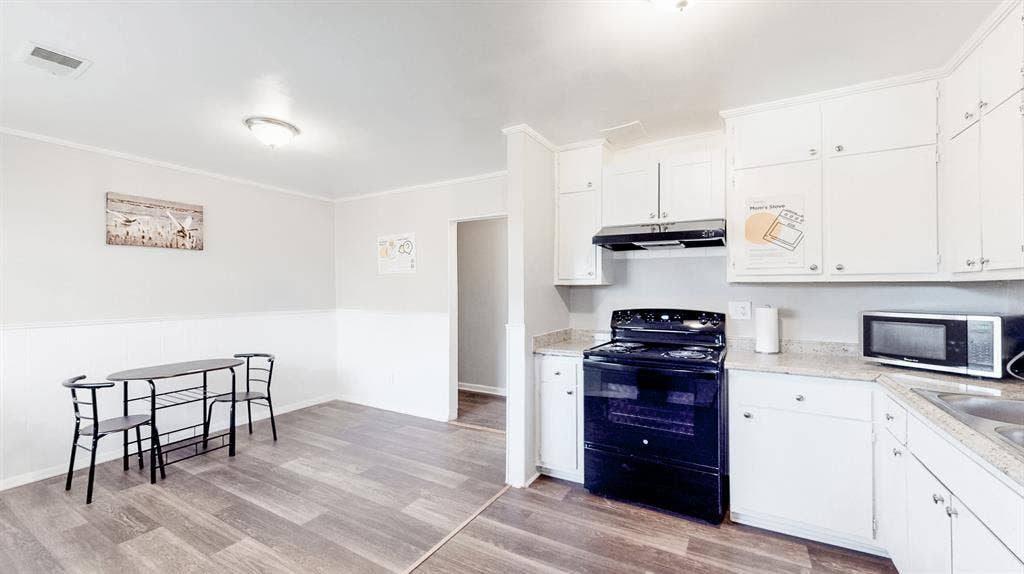 8 BR in Forest Park