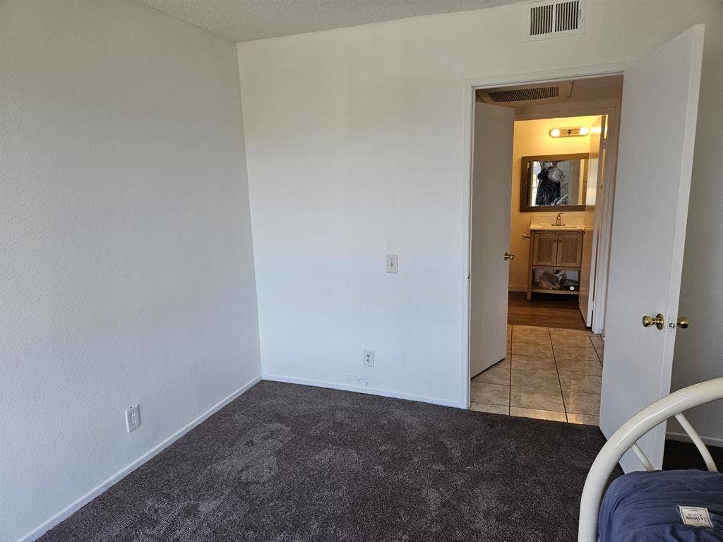 Cozy furnished room in Santa Ana